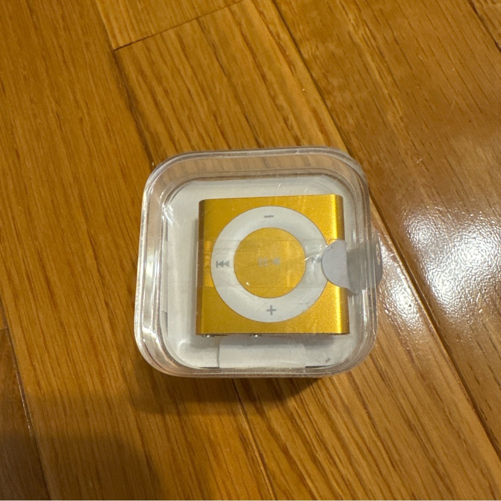 Apple iPod Shuffle A1373 - 4th Generation - Gold - 2 GB - Open Box - Never Used